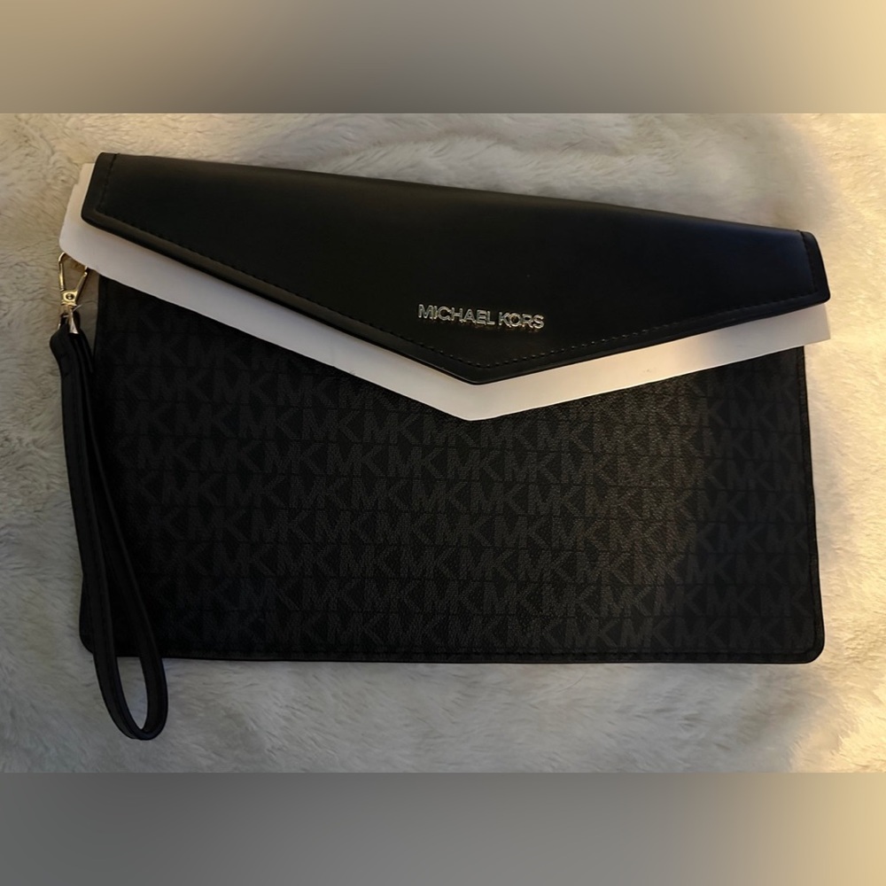 Michael Kors Maisie Pebbled  Signature Clutch